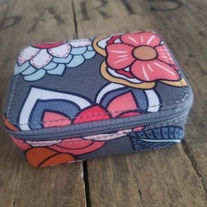 🔥VERA BRADLEY "Tropical Evenings" Gray/pink Floral 7 Day  Travel Pill Case‎